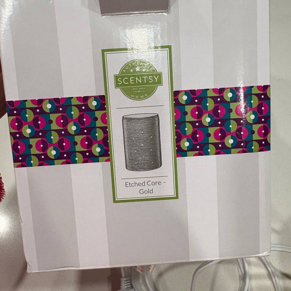 Scentsy gold candle warmer - Picture 4 of 5